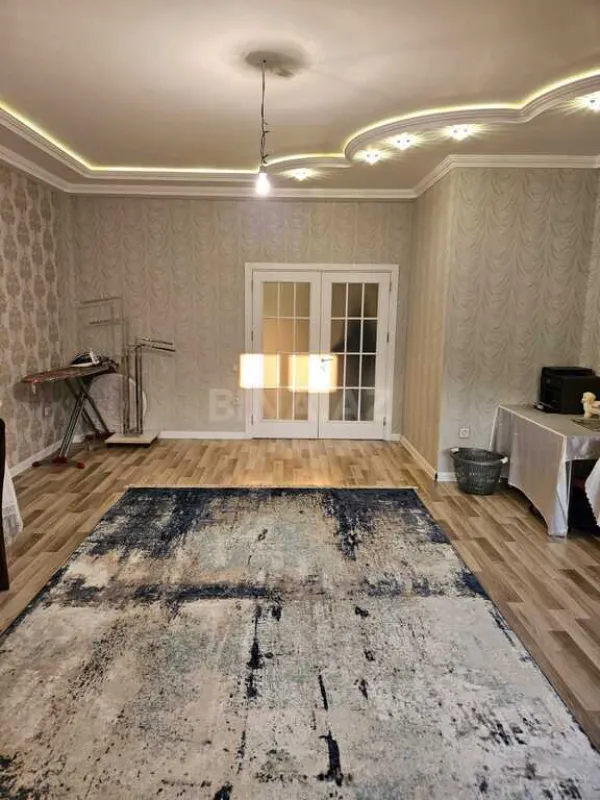 Satılır 3 otaqlı mənzil 137 m²