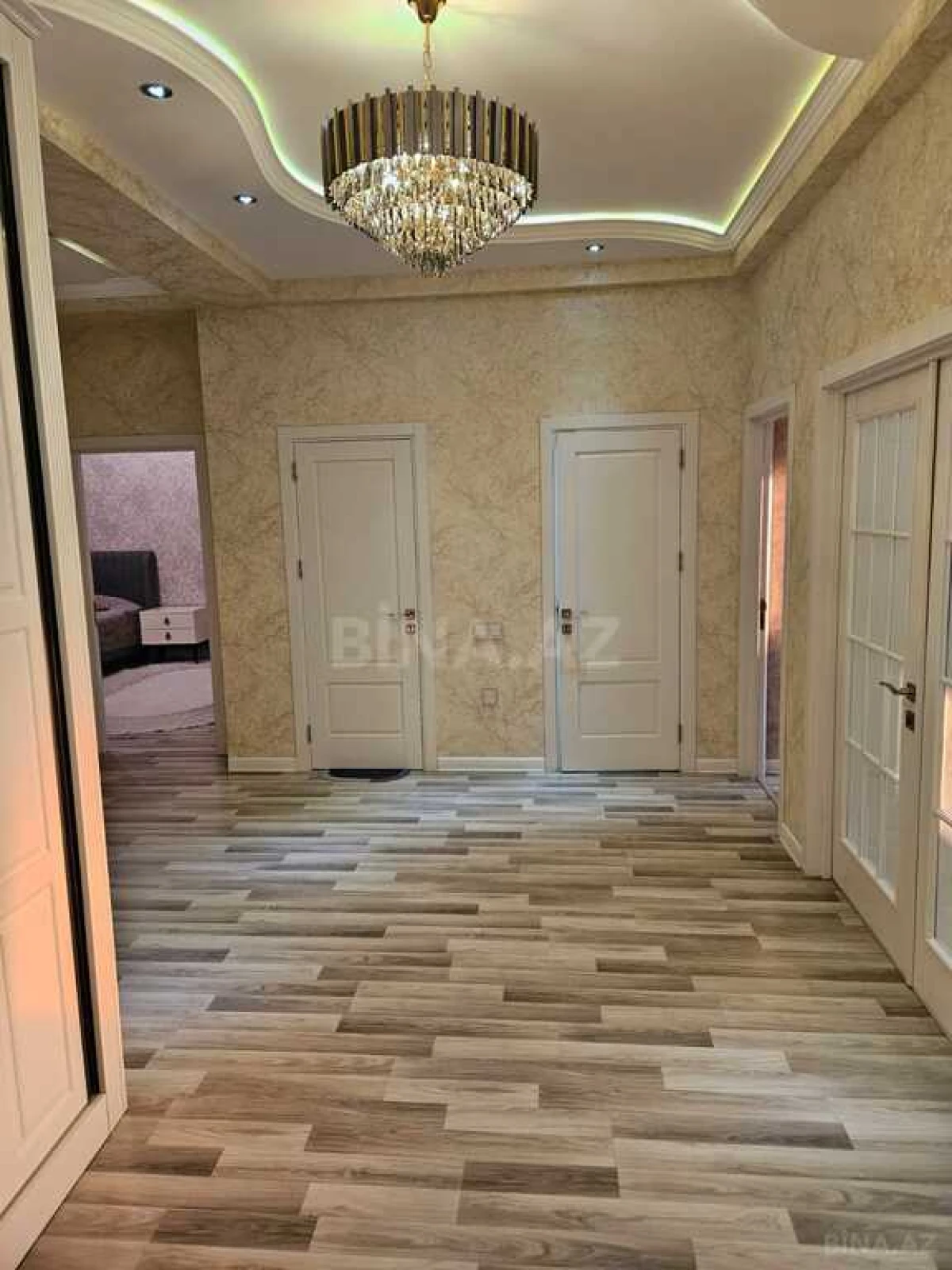 Satılır 3 otaqlı mənzil 137 m²