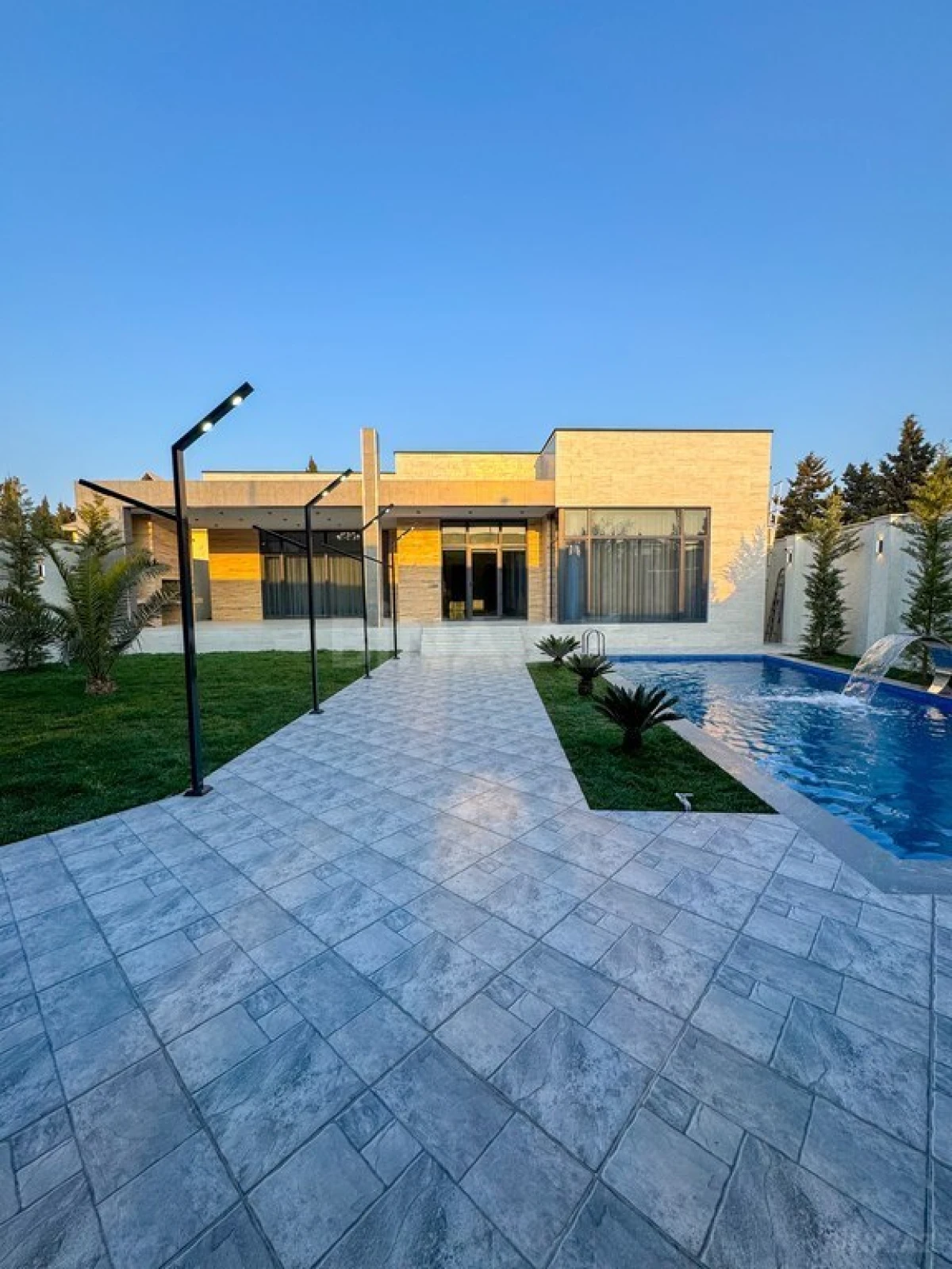 Satılır 5 otaqlı həyət evi 220 m²