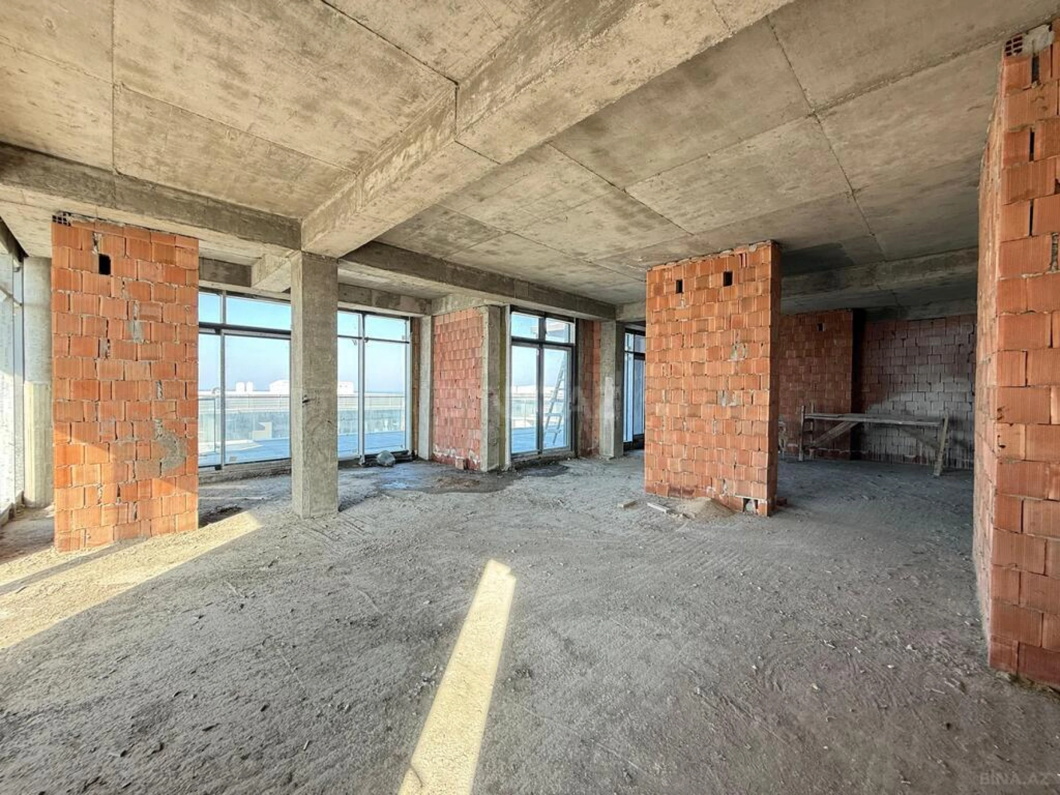 Satılır 4 otaqlı mənzil 208.5 m²