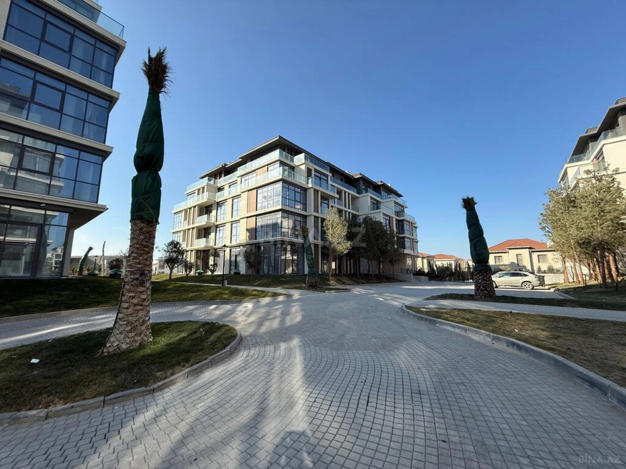 Satılır 4 otaqlı mənzil 208.5 m²