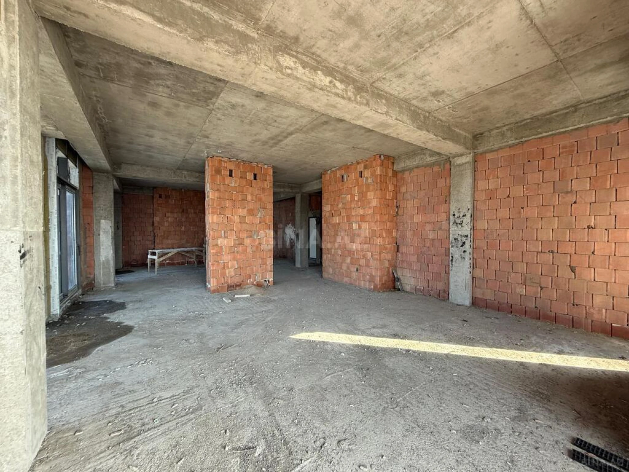 Satılır 4 otaqlı mənzil 208.5 m²