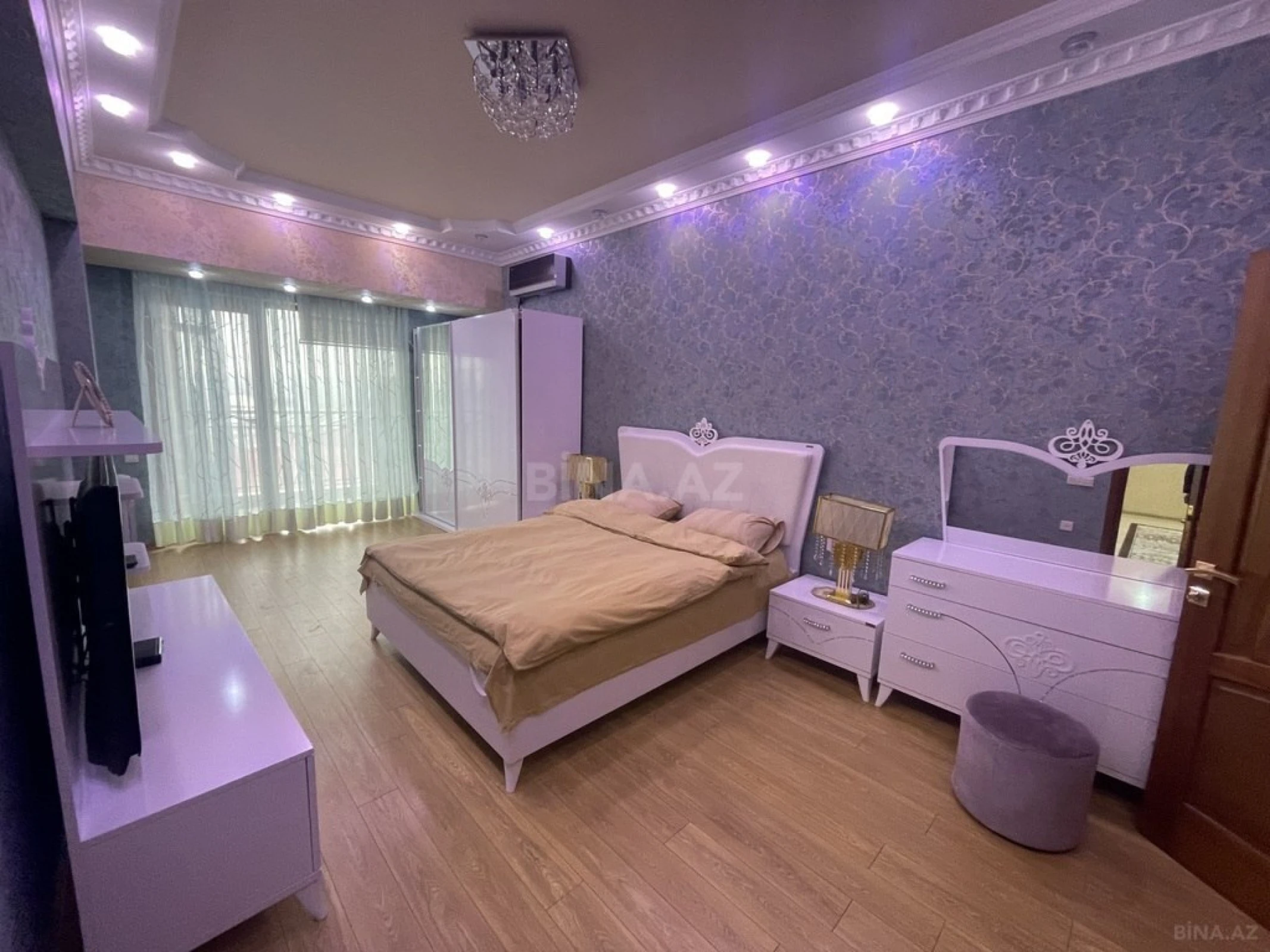 Kirayə verilir 4 otaqlı mənzil 181 m²