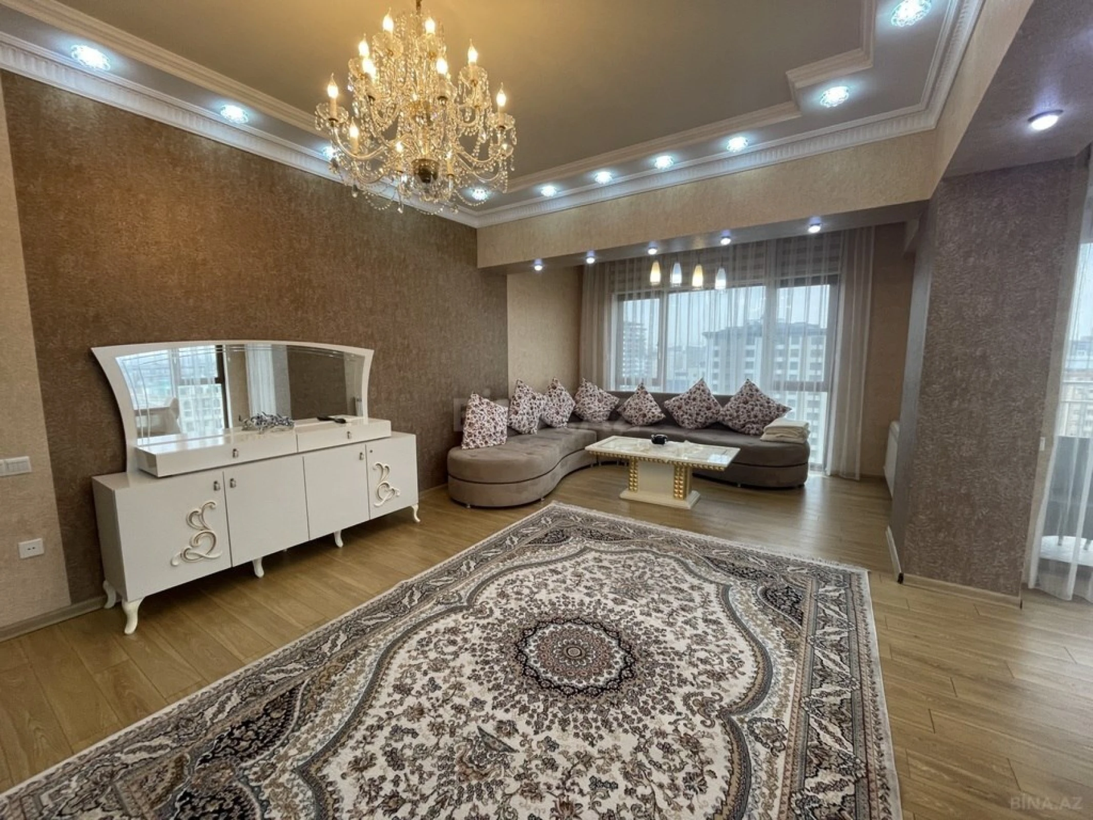 Kirayə verilir 4 otaqlı mənzil 181 m²