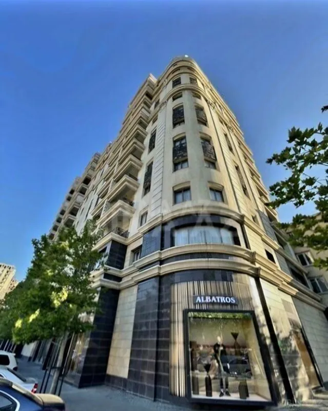 Satılır 3 otaqlı mənzil 175 m²