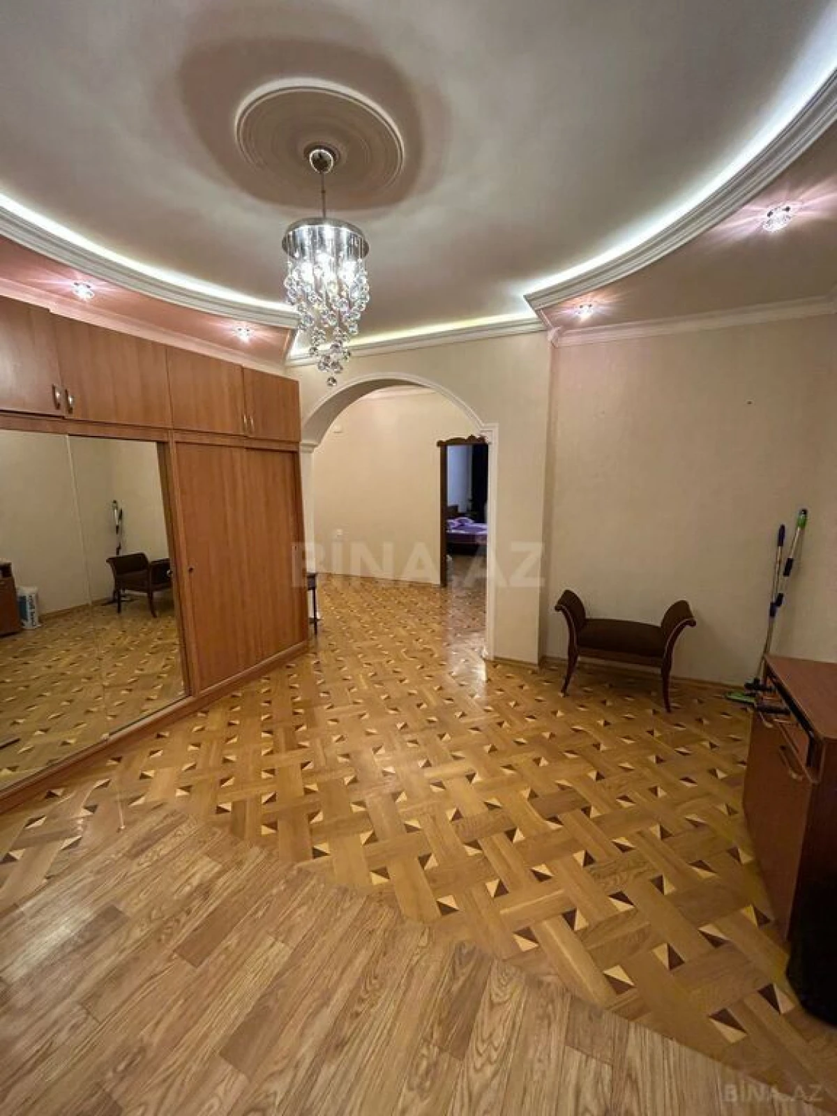 Satılır 3 otaqlı mənzil 140 m²