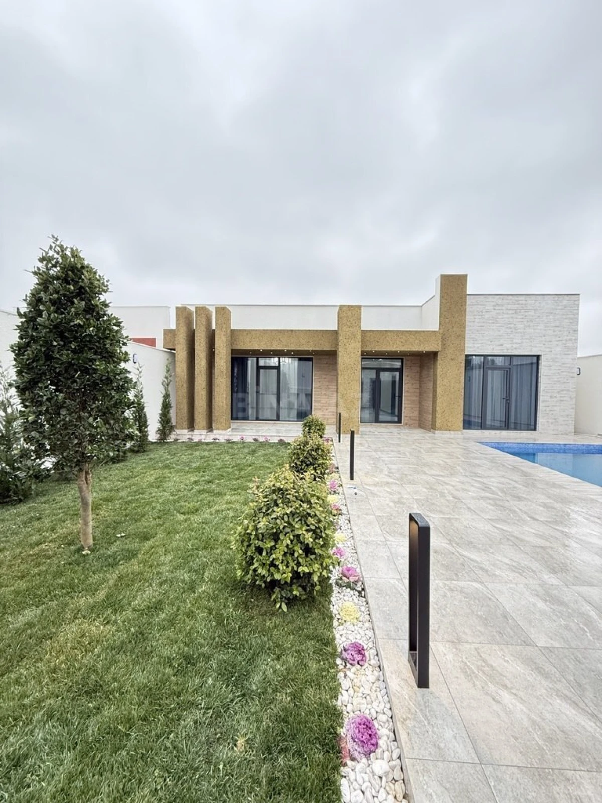 Satılır 5 otaqlı həyət evi 220 m²