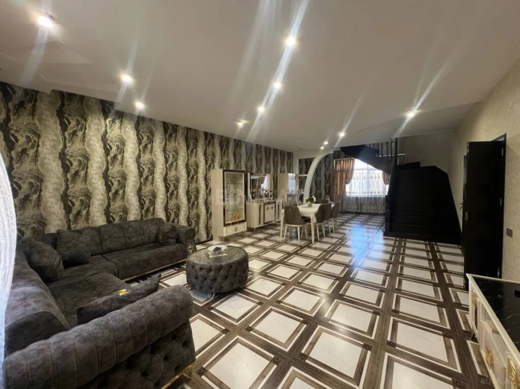 Satılır 6 otaqlı həyət evi 250 m²