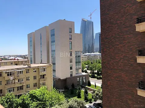 Satılır 3 otaqlı mənzil 194 m²