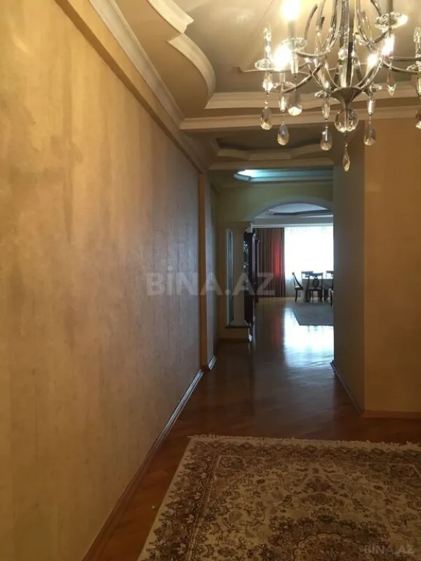 Satılır 3 otaqlı mənzil 194 m²