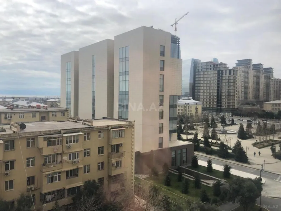 Satılır 3 otaqlı mənzil 194 m²