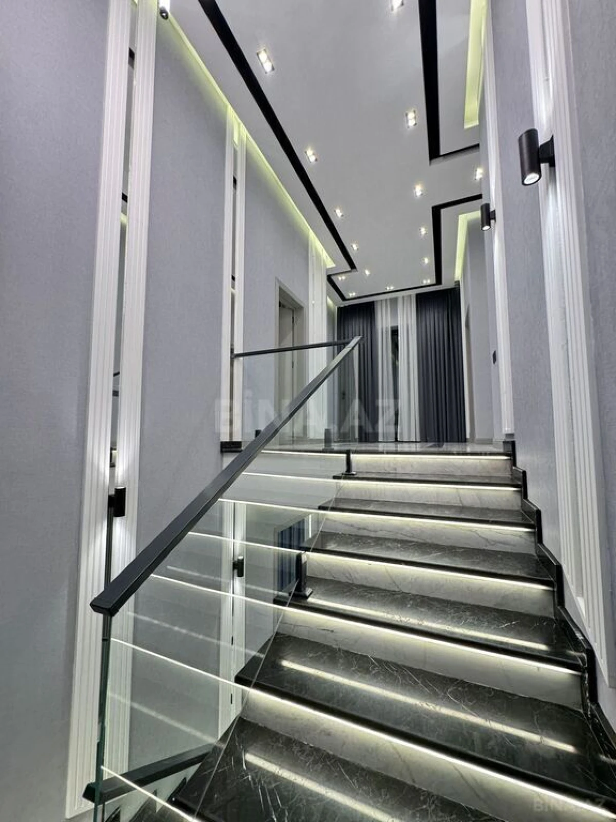 Satılır 5 otaqlı həyət evi 400 m²