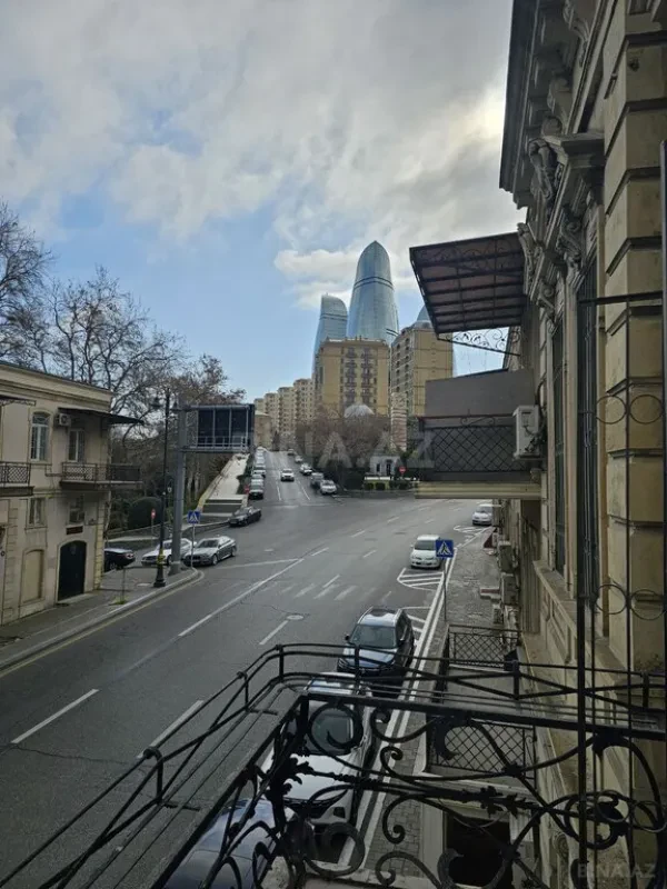 Satılır 4 otaqlı mənzil 130 m²