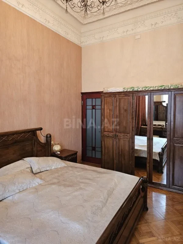 Satılır 4 otaqlı mənzil 130 m²