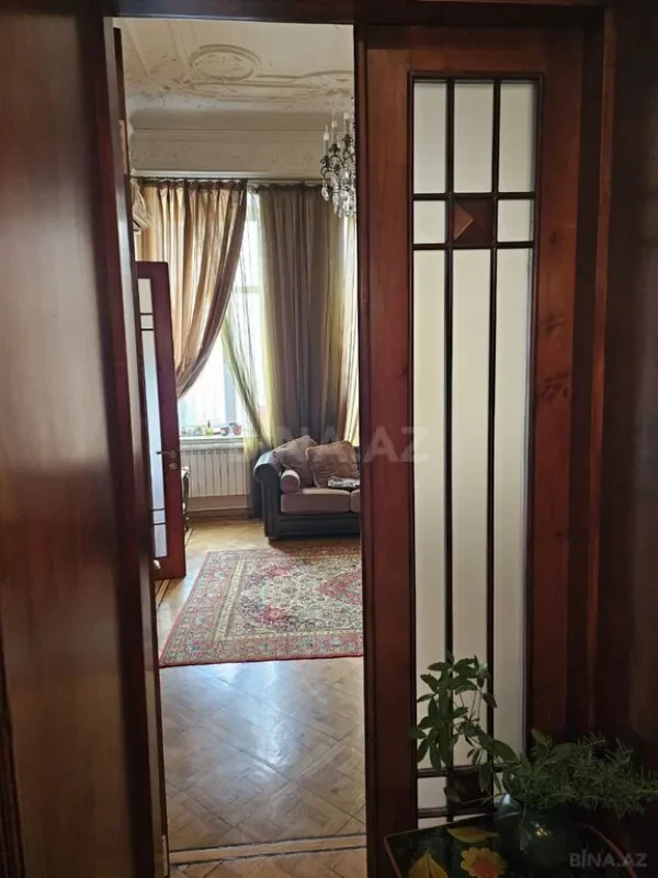 Satılır 4 otaqlı mənzil 130 m²