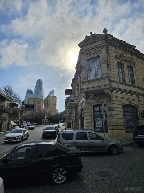Satılır 4 otaqlı mənzil 130 m²