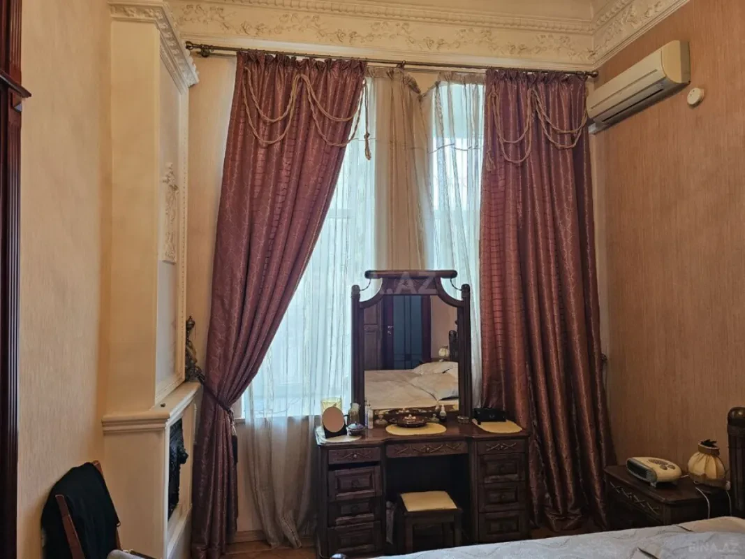 Satılır 4 otaqlı mənzil 130 m²