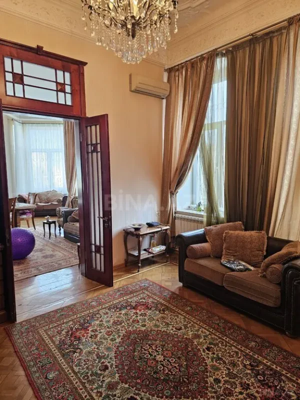 Satılır 4 otaqlı mənzil 130 m²
