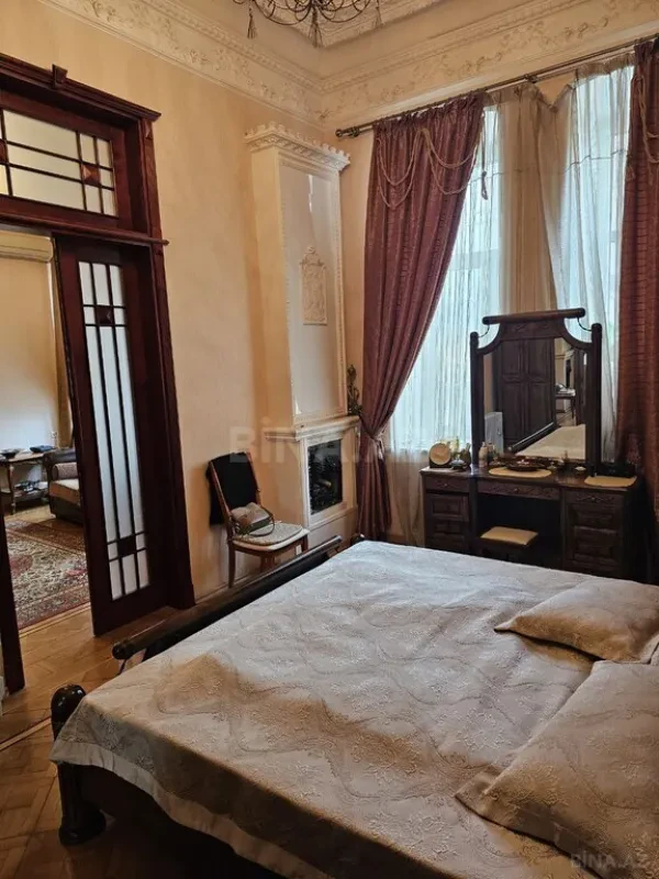 Satılır 4 otaqlı mənzil 130 m²