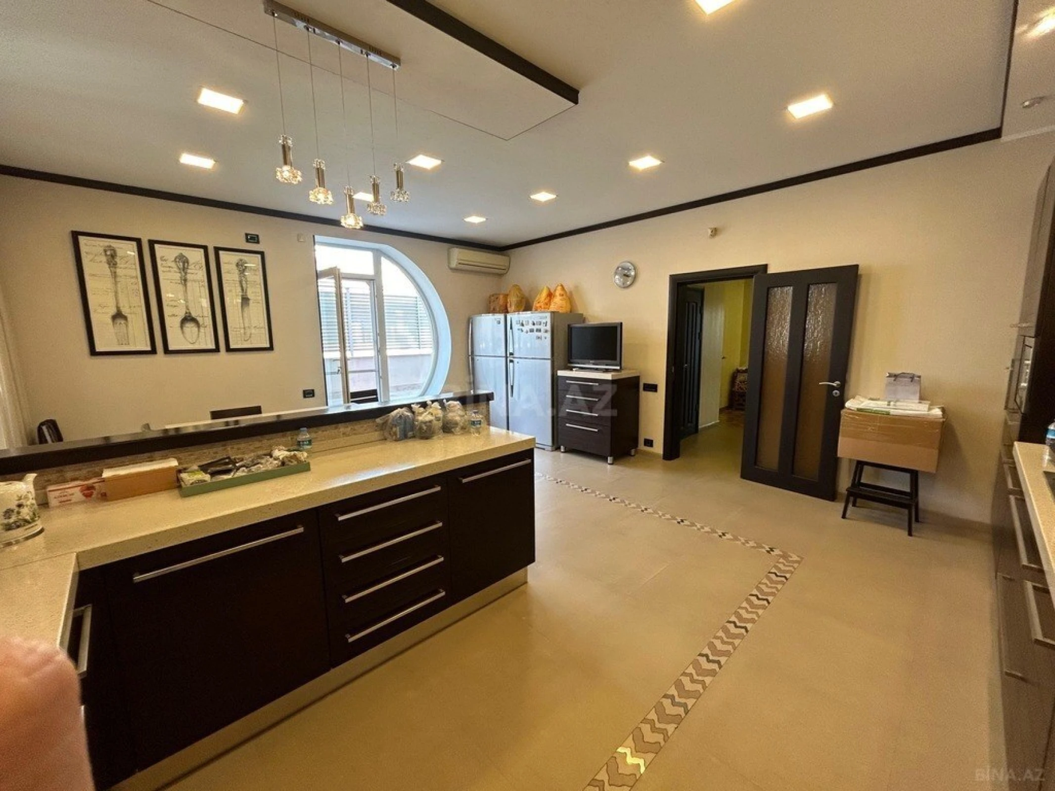 Satılır 6 otaqlı mənzil 400.5 m²