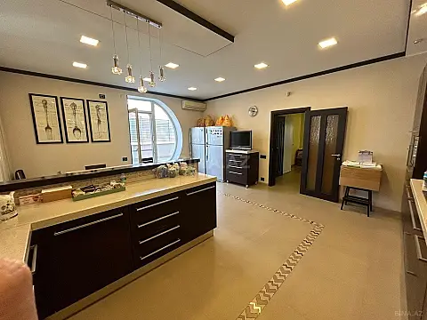 Satılır 6 otaqlı mənzil 400.5 m²