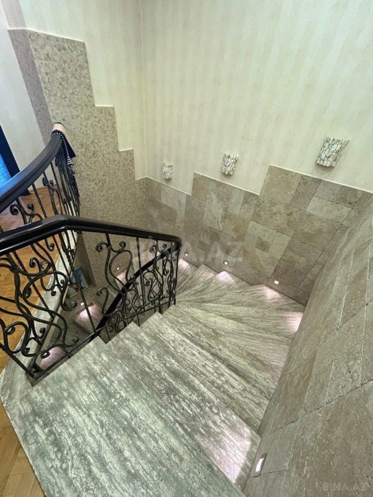 Satılır 6 otaqlı mənzil 400.5 m²