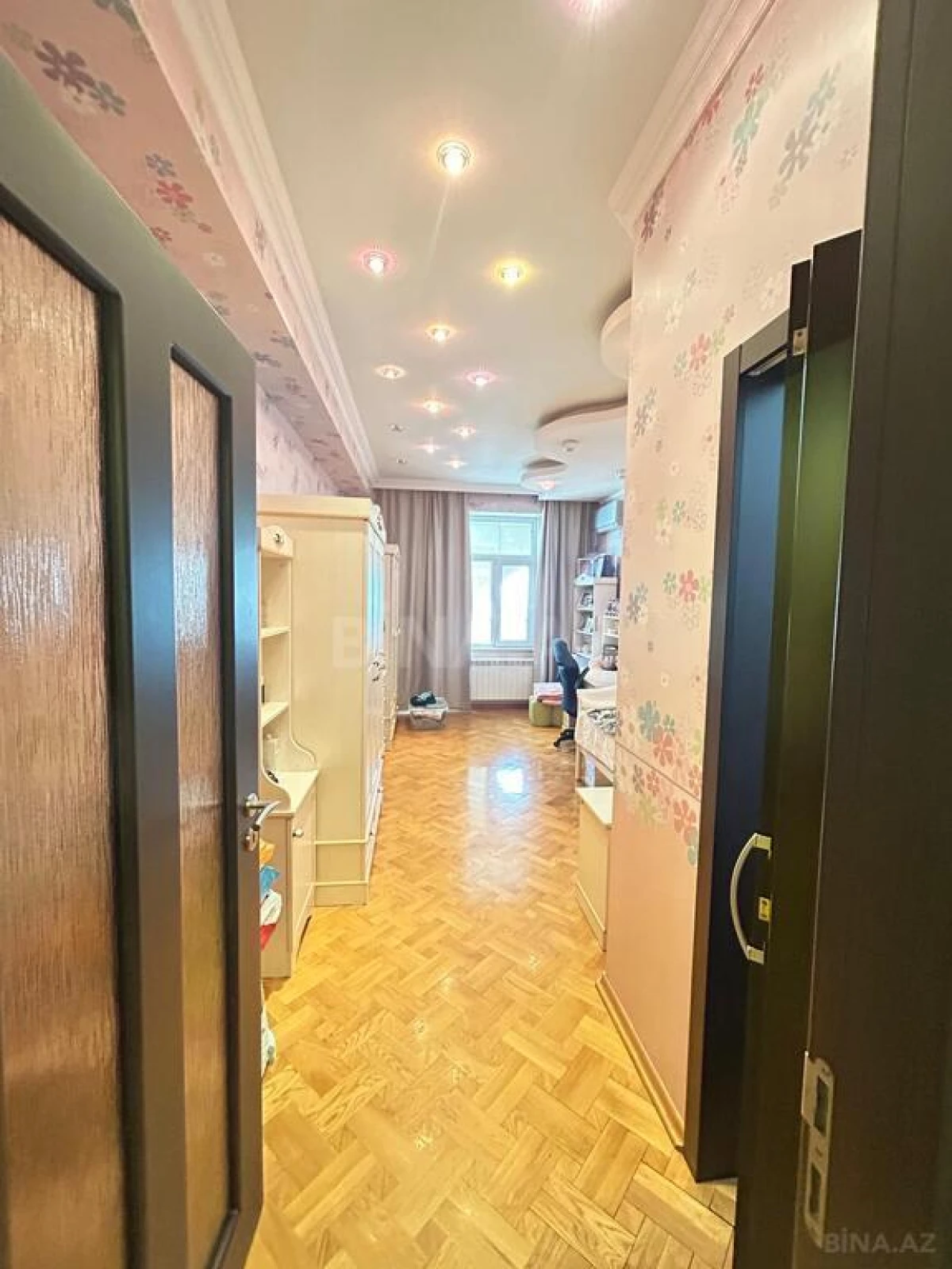 Satılır 6 otaqlı mənzil 400.5 m²