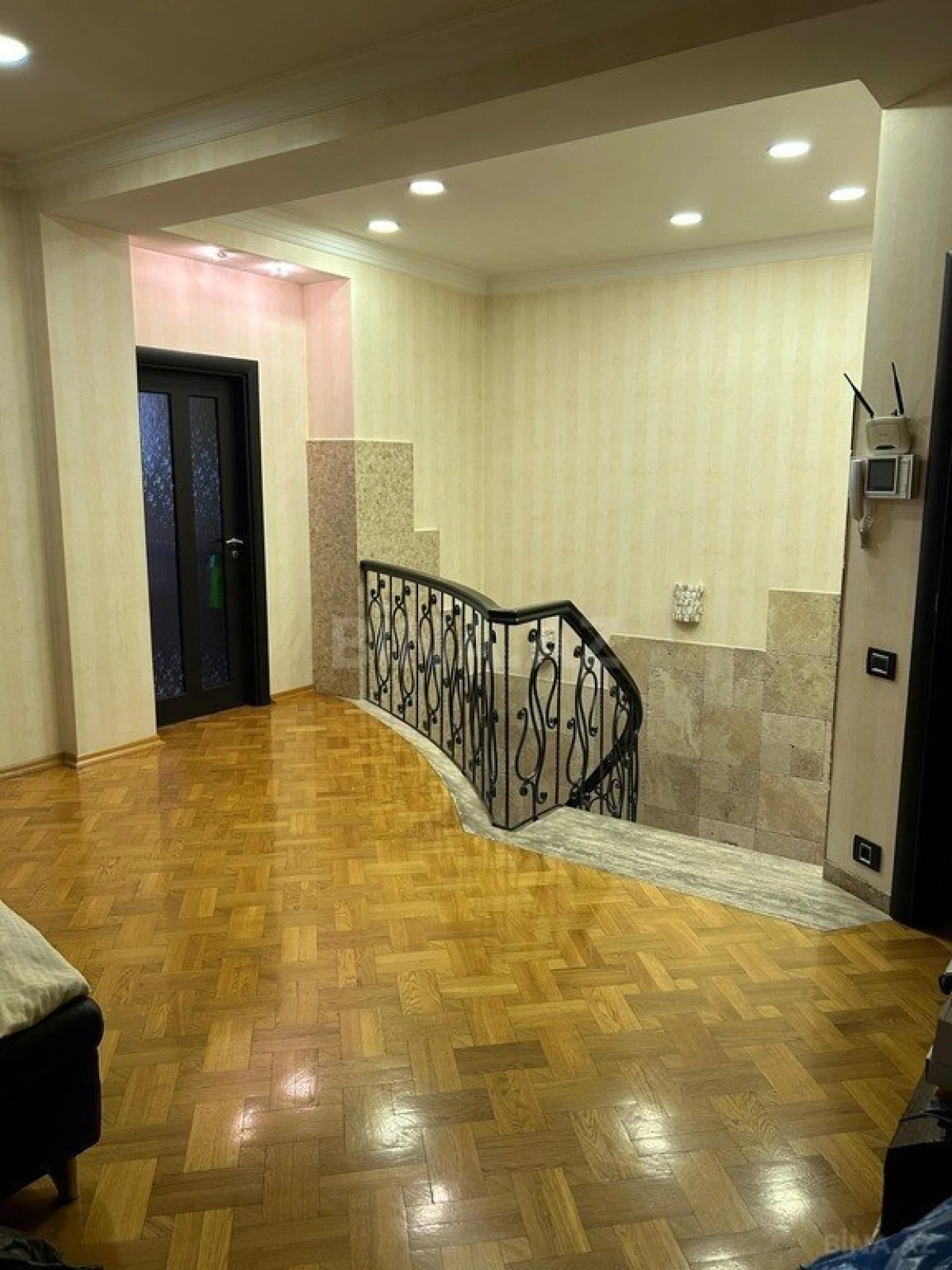 Satılır 6 otaqlı mənzil 400.5 m²