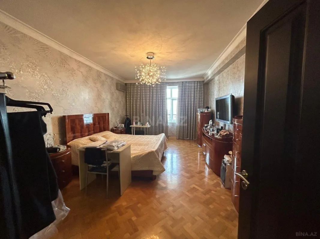 Satılır 6 otaqlı mənzil 400.5 m²