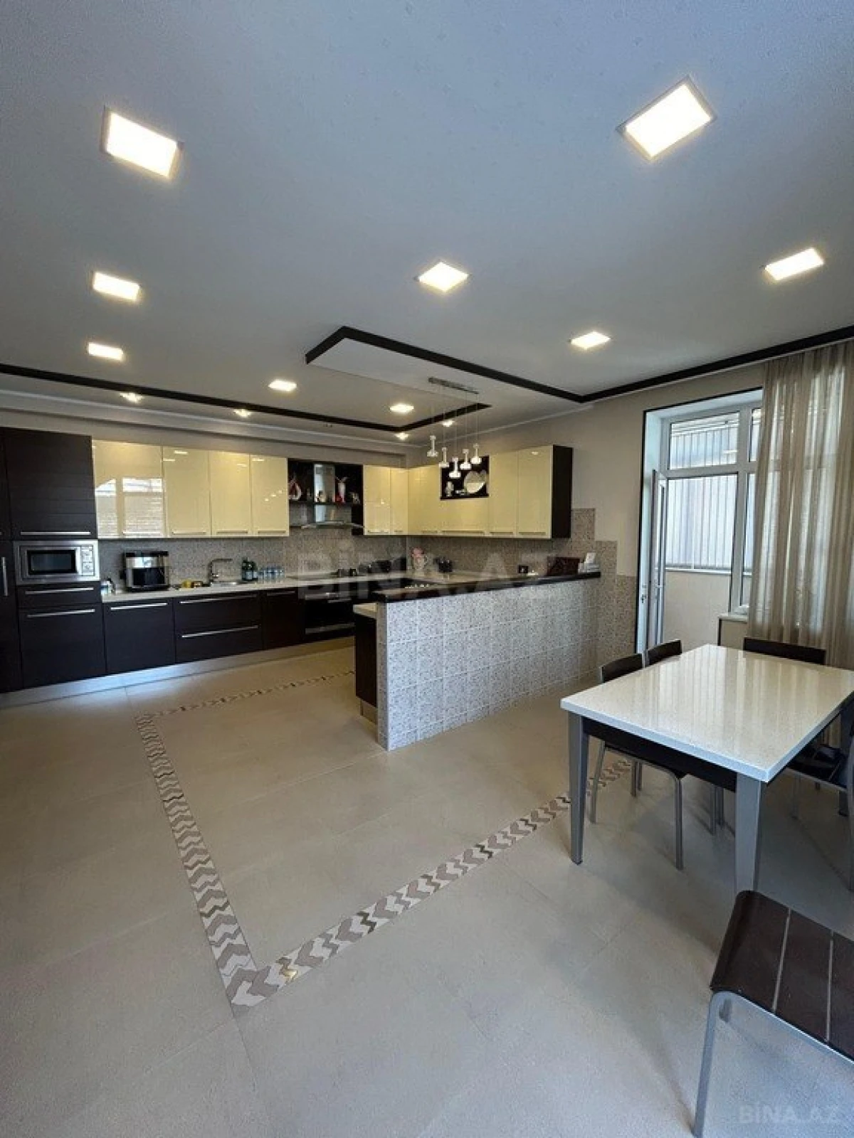 Satılır 6 otaqlı mənzil 400.5 m²