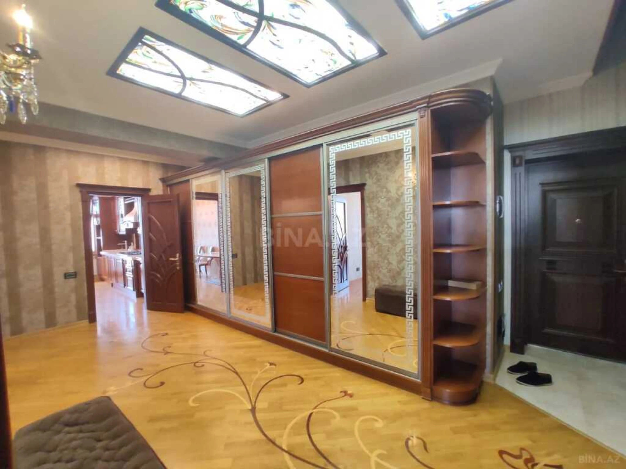 Satılır 5 otaqlı mənzil 380 m²
