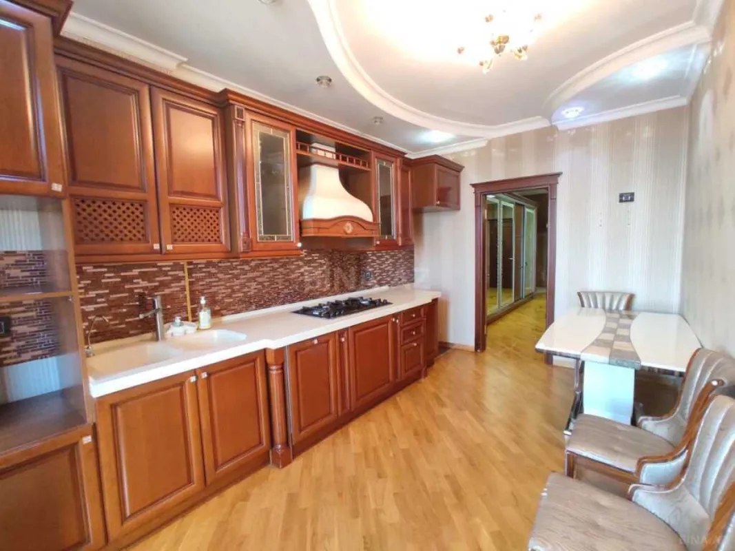 Satılır 5 otaqlı mənzil 380 m²