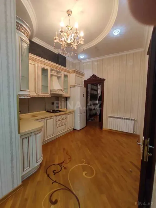 Satılır 5 otaqlı mənzil 380 m²