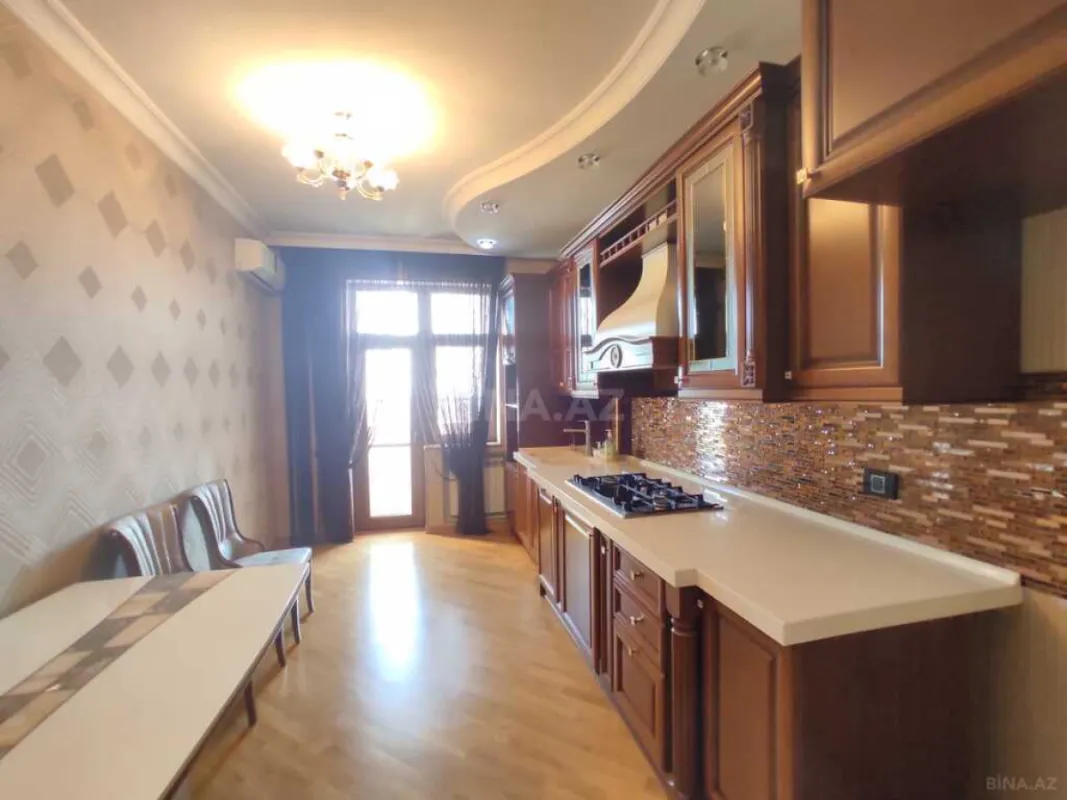 Satılır 5 otaqlı mənzil 380 m²