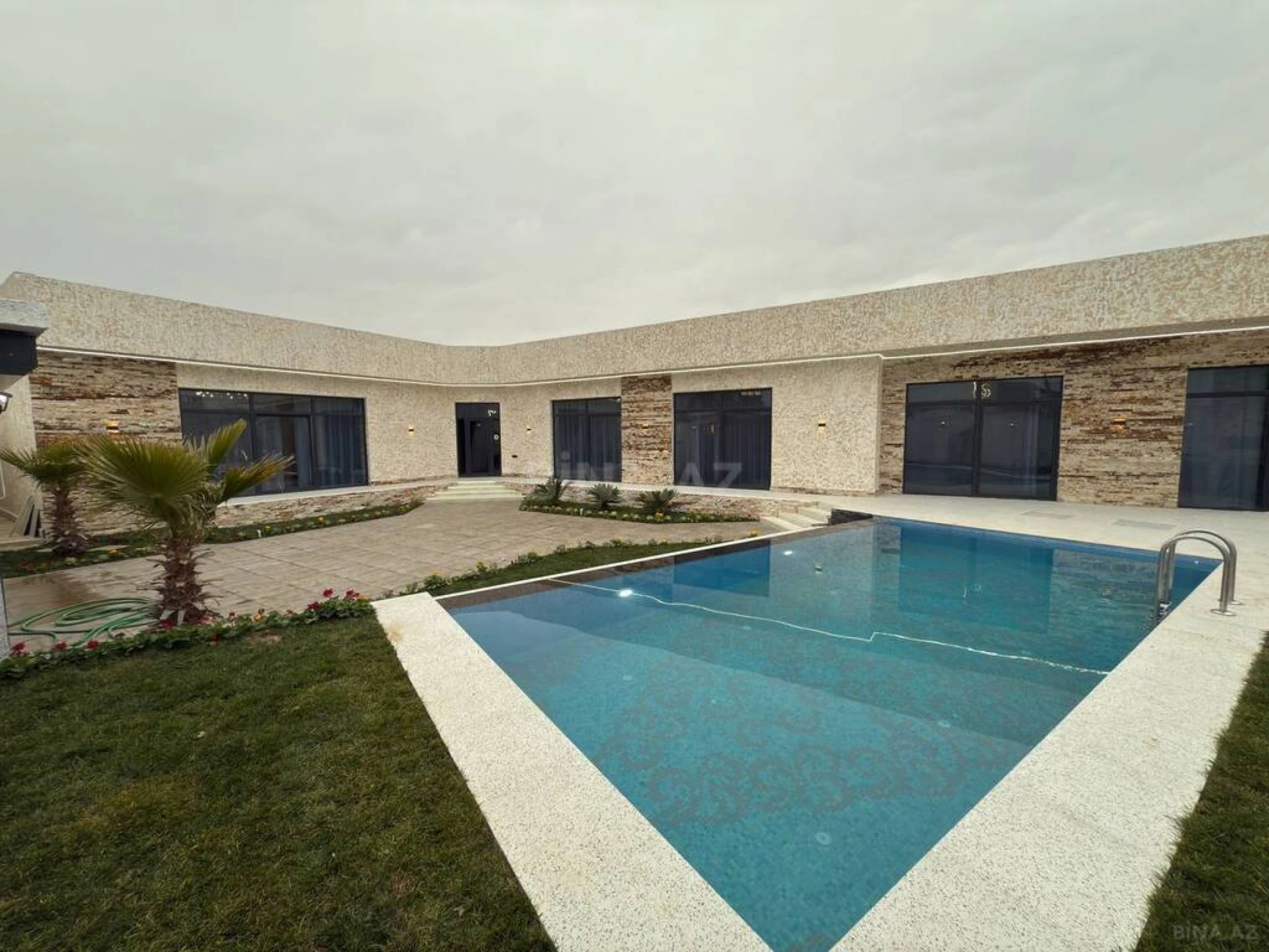 Satılır 5 otaqlı həyət evi 200 m²