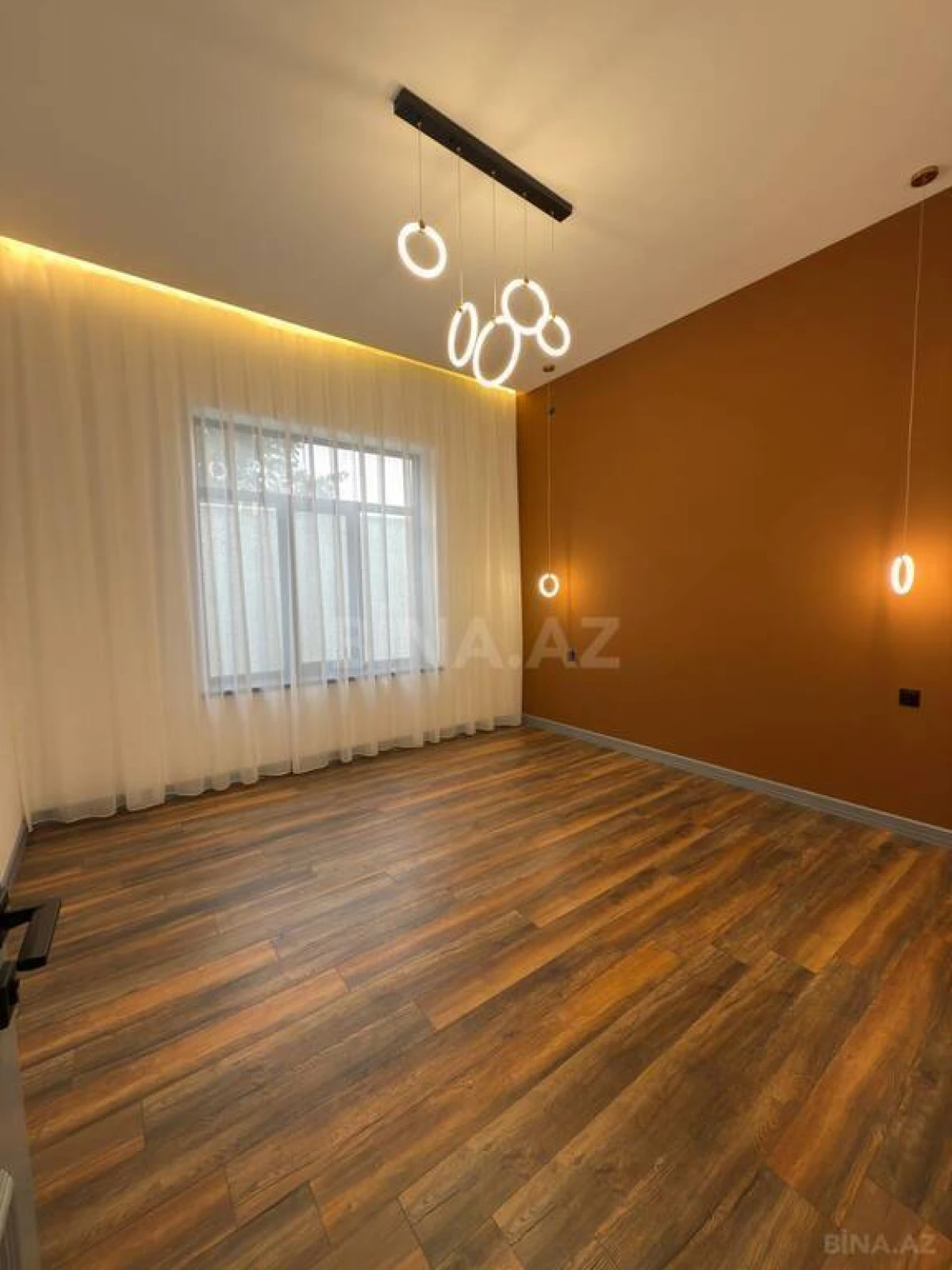 Satılır 5 otaqlı həyət evi 200 m²