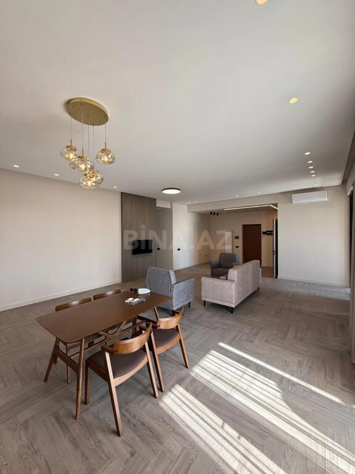 Satılır 3 otaqlı mənzil 158 m²