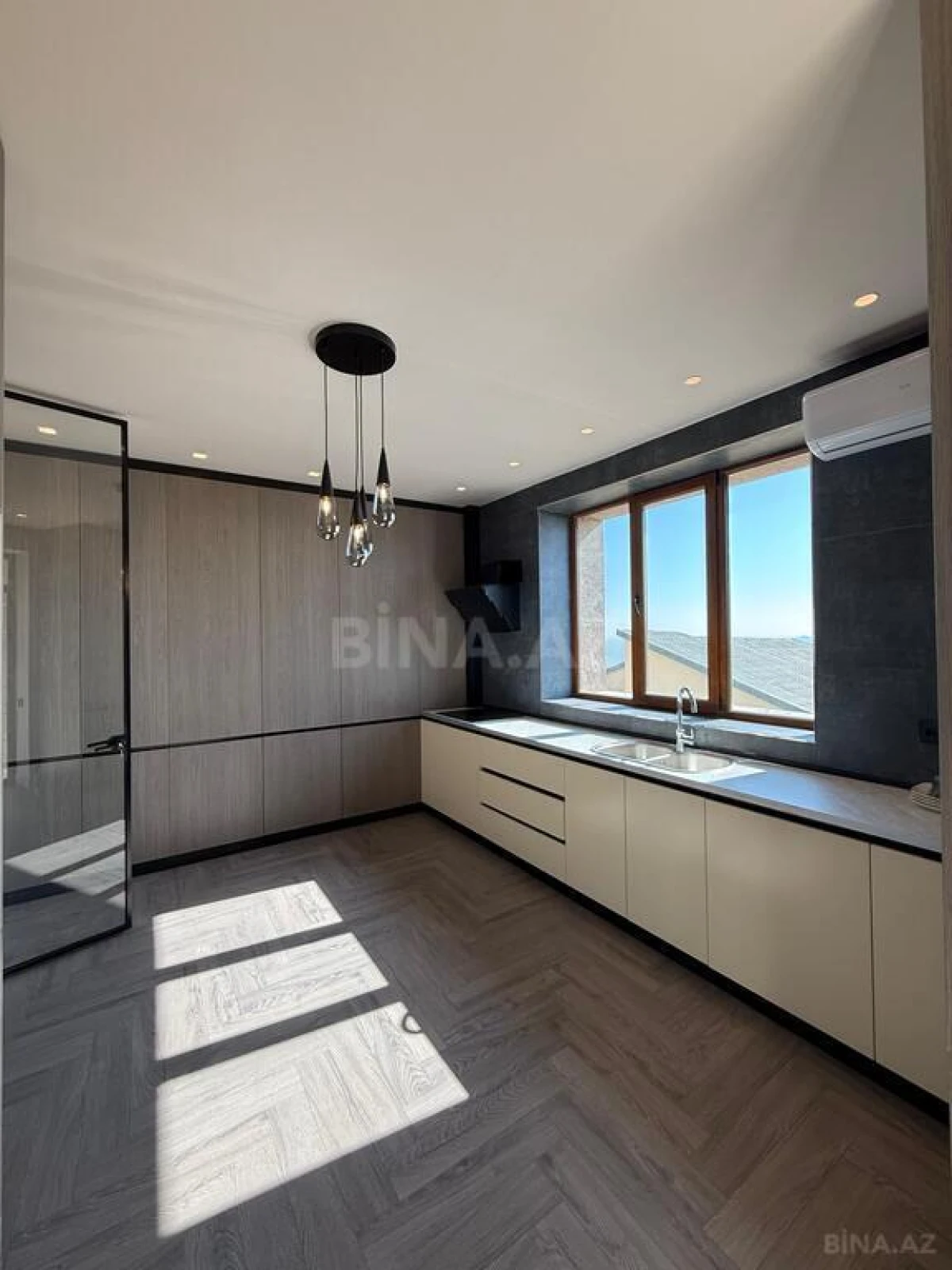 Satılır 3 otaqlı mənzil 158 m²