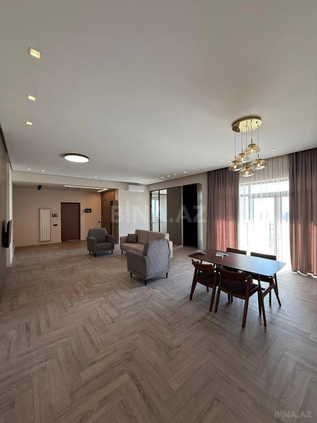Satılır 3 otaqlı mənzil 158 m²