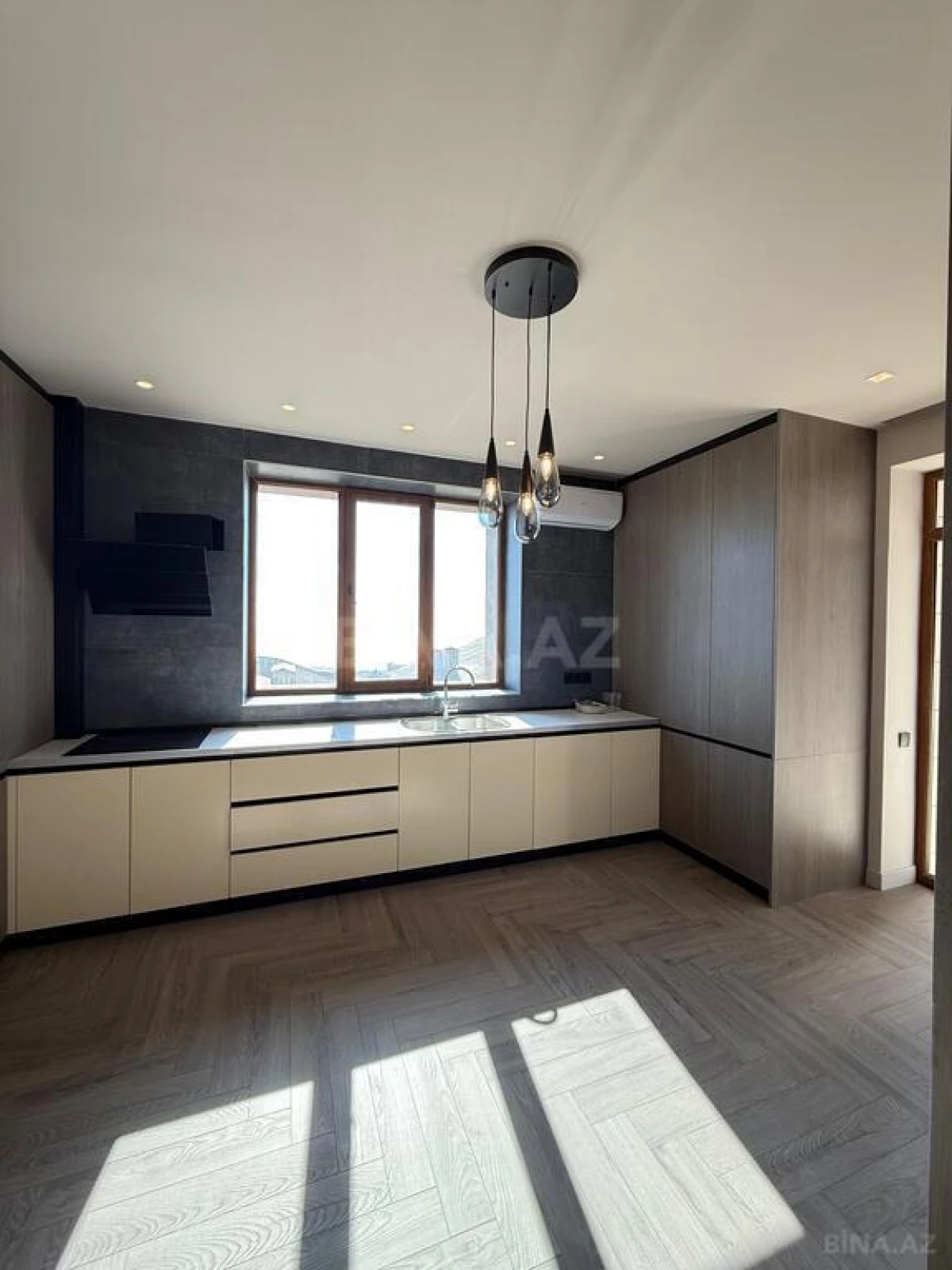 Satılır 3 otaqlı mənzil 158 m²