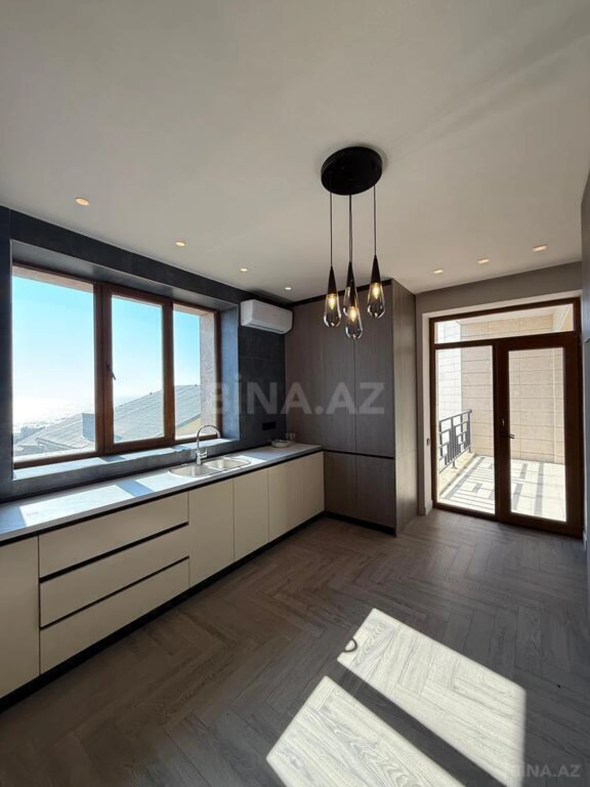Satılır 3 otaqlı mənzil 158 m²