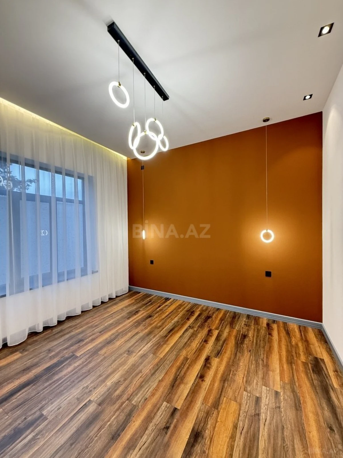 Satılır 5 otaqlı həyət evi 225 m²