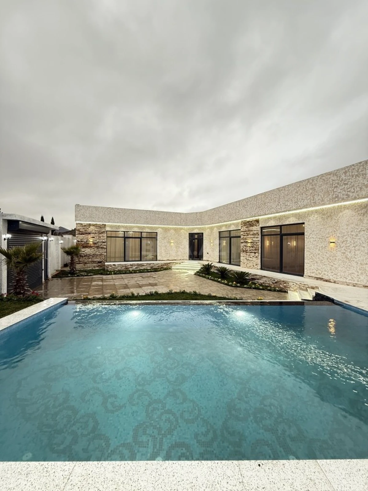 Satılır 5 otaqlı həyət evi 225 m²