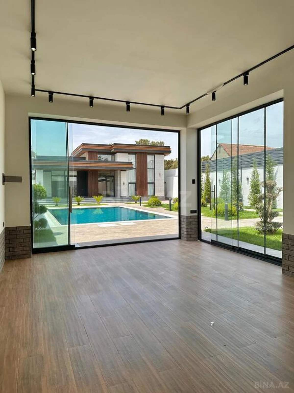 Satılır 5 otaqlı həyət evi 250 m²