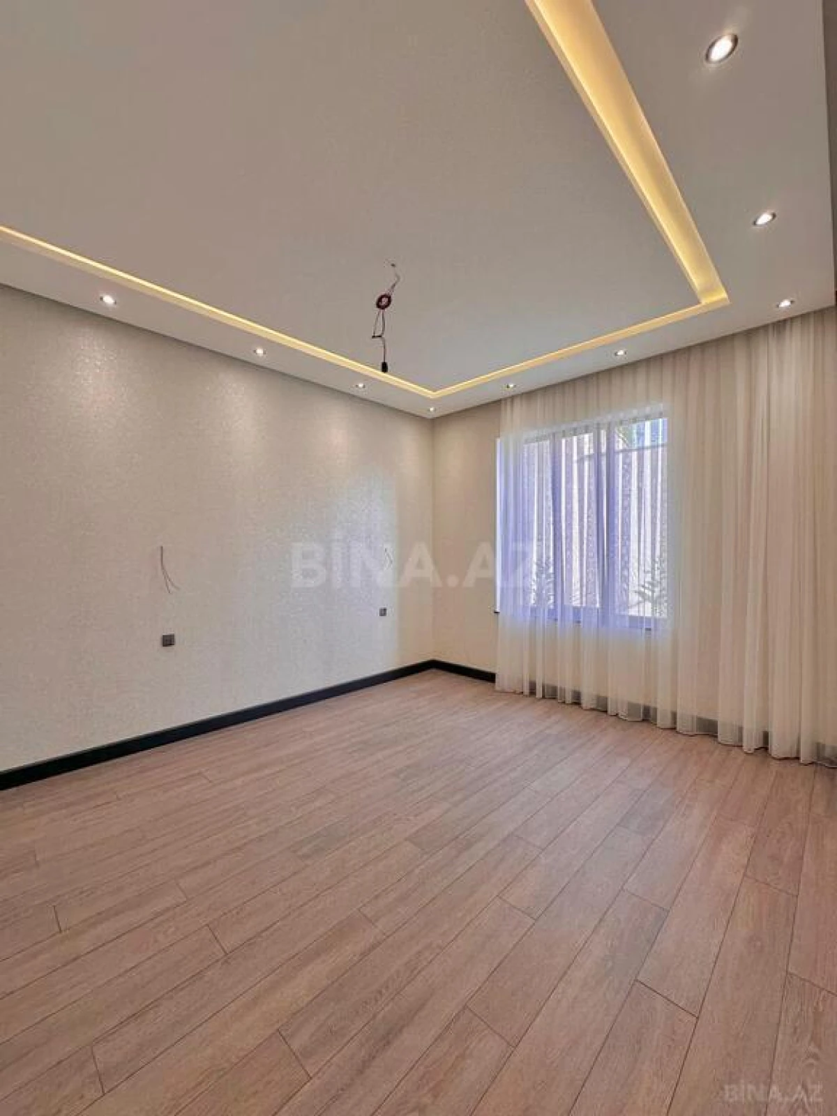 Satılır 6 otaqlı həyət evi 300 m²