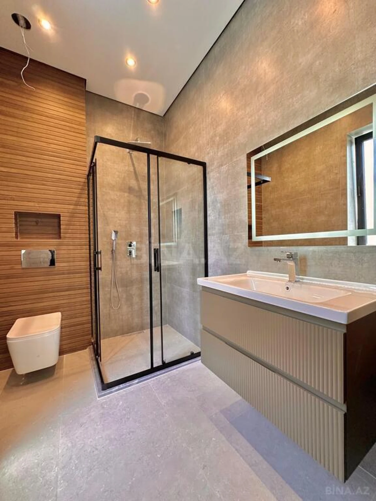 Satılır 5 otaqlı həyət evi 200 m²