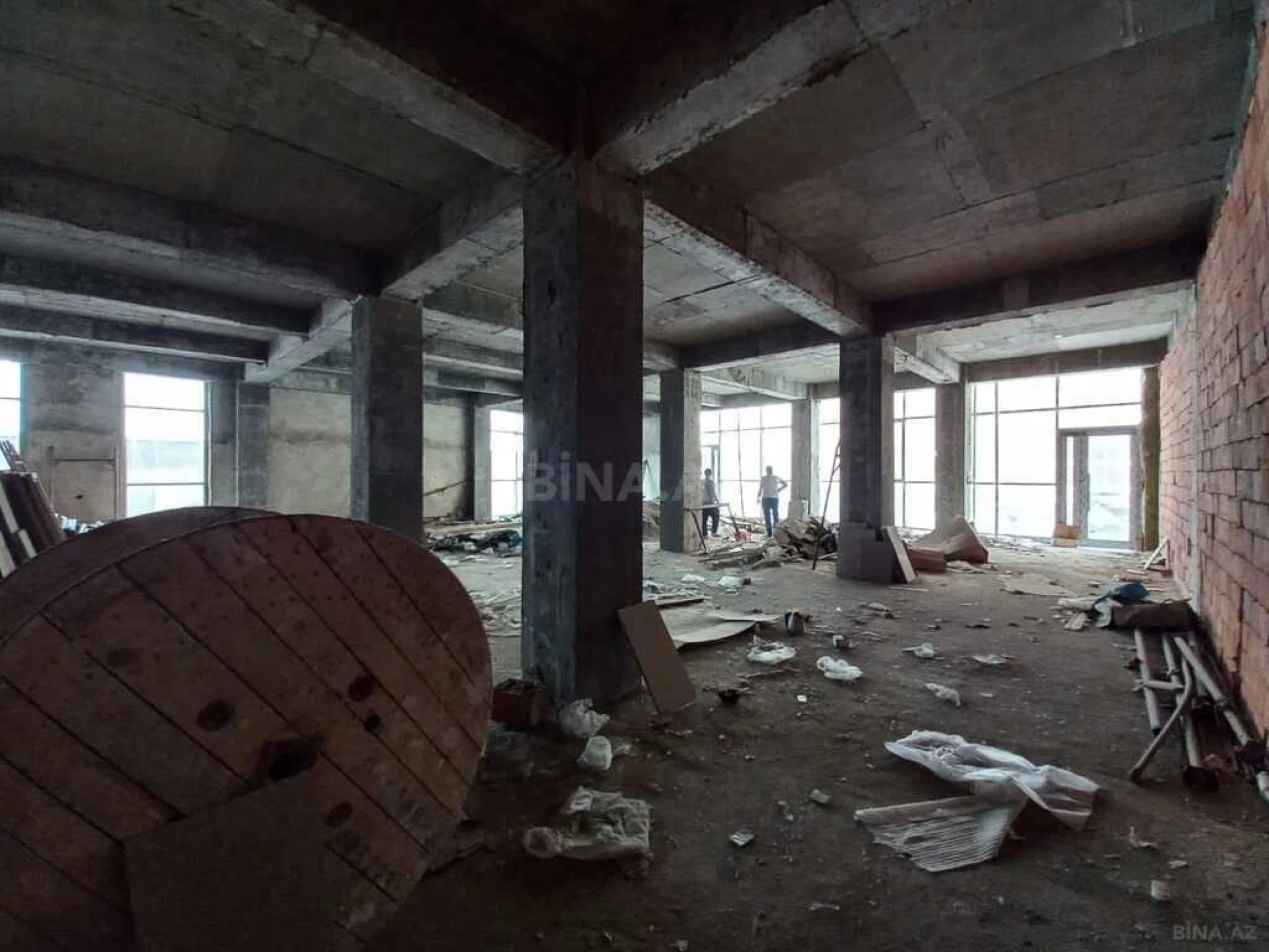 Satılır obyekt 305 m²