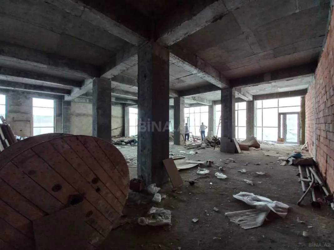 Satılır obyekt 305 m²