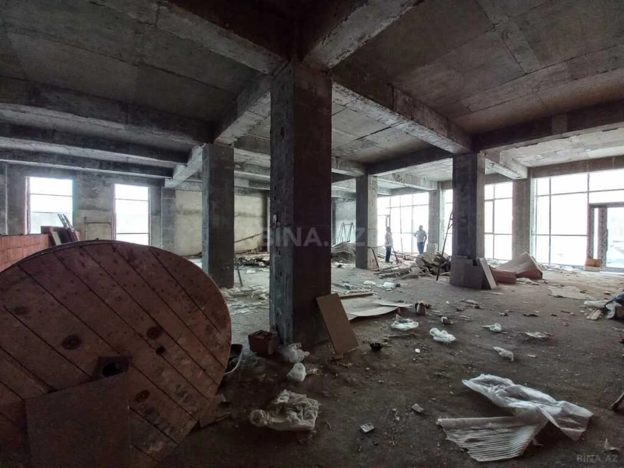 Satılır obyekt 305 m²