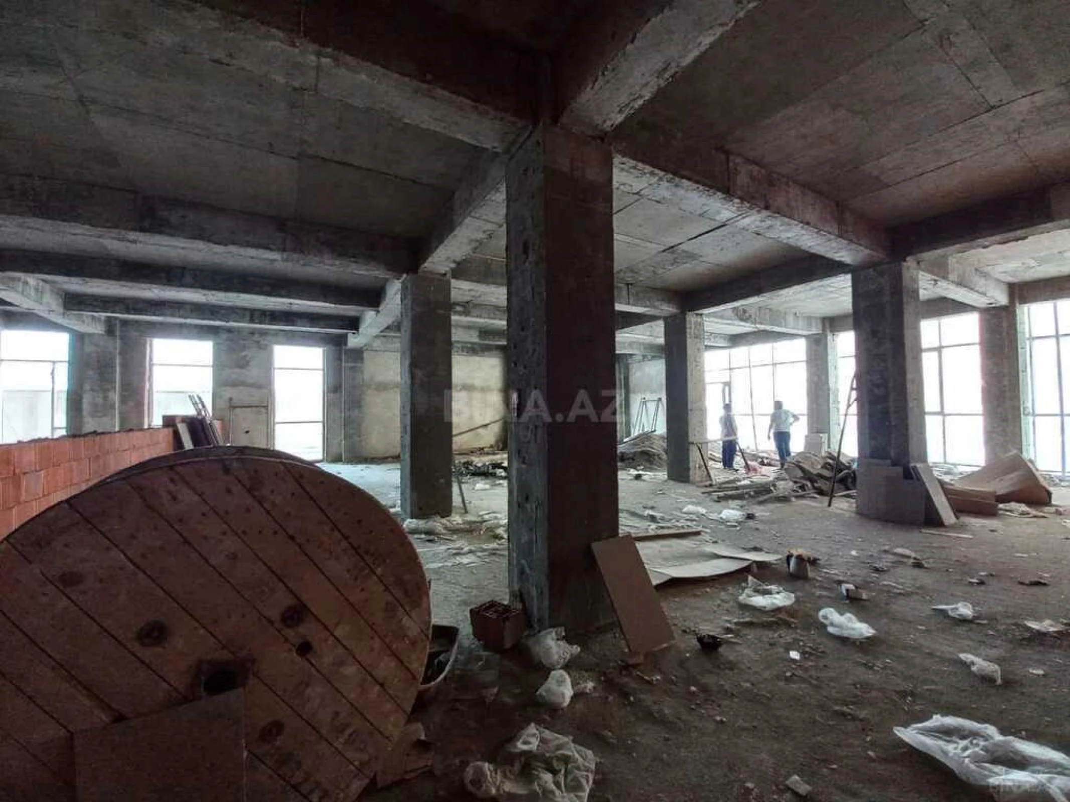 Satılır obyekt 305 m²